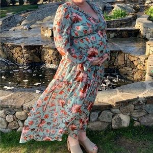 Floral/ ruffle neck detail, bump friendly